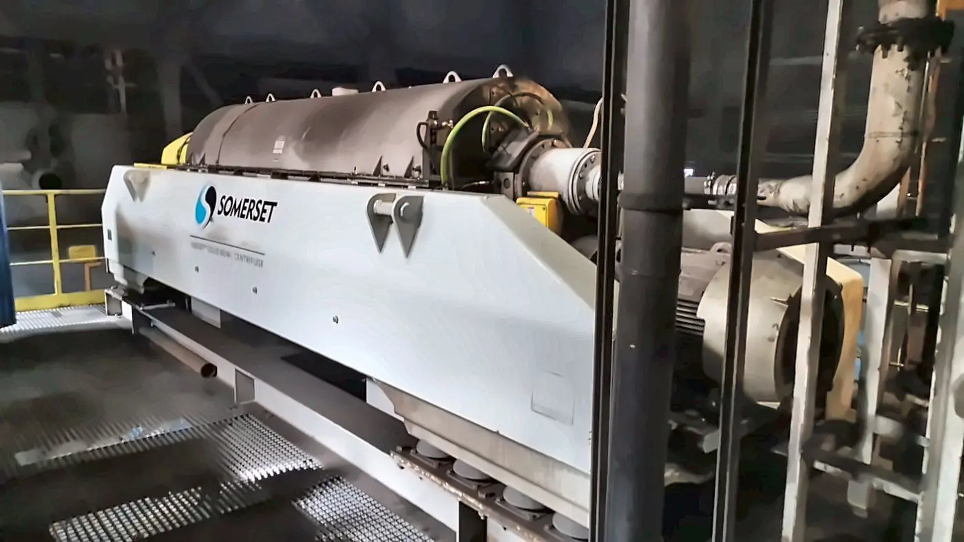 Центрифуга Somerset SUB325 с приводом в цехе фабрики