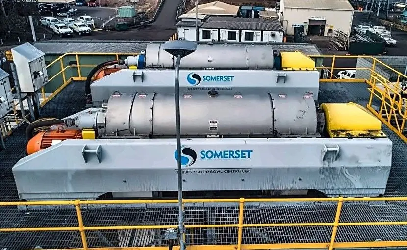 Две центрифуги Somerset SUB325 на открытой площадке, вид сверху